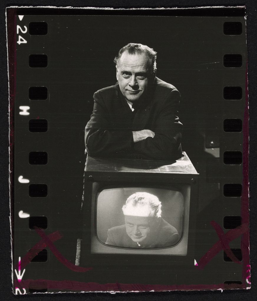 Marshall McLuhan leaning on a television showing his own image, photographed by Bernard Gotfryd in 1967.
